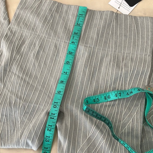 Fabletics Seamless High-Waisted Linework Leggings. - Picture 12 of 14